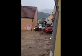 (VIDEO) APOKALIPTIČNI PRIZORI IZ AUSTRIJE Snažno nevrijeme u Štajerskoj, bujice nose automobile, do sada evakuisano oko 50 ljudi