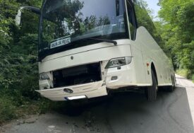 TEŠKA NESREĆA Autobus pun turista sletio sa puta, evakuisani svi putnici
