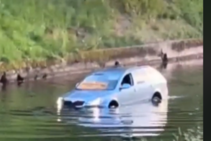 automobil u vodi