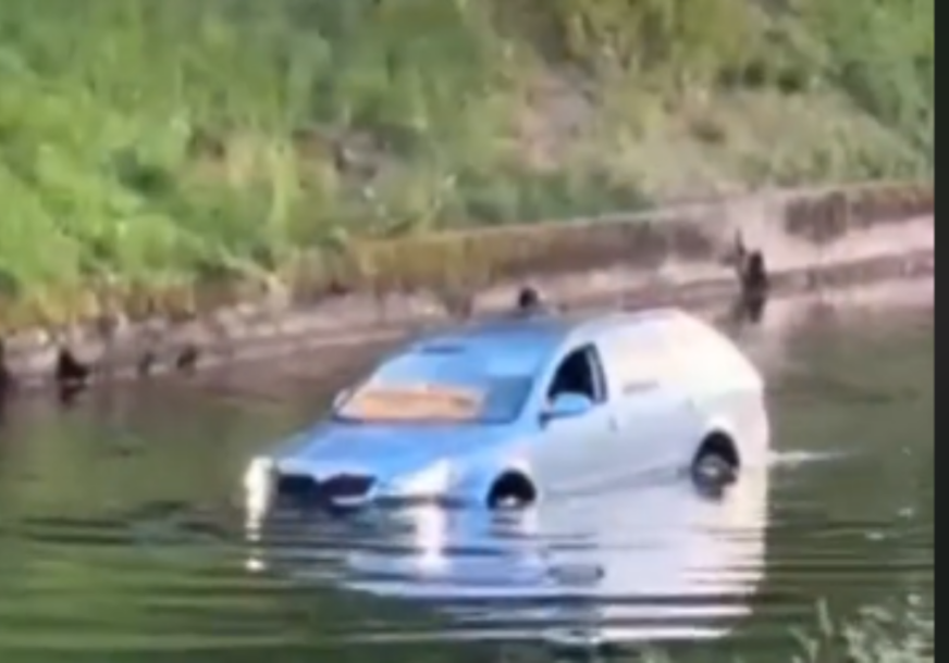 automobil u vodi