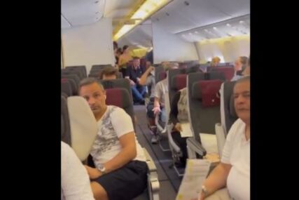 (VIDEO) "PADALI SU U NESVIJEST" Otkazala klima u avionu, putnici ostali zatvoreni satima