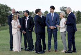 (VIDEO) NOVI GAF AMERIČKOG PREDSJEDNIKA Bajden "odlutao" od lidera G7, intervenisala Melonijeva