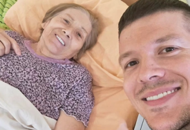(FOTO) Majka Slobe Radanovića u bolnici: Pjevač objavio fotografiju iz posjete i uputio joj emotivne riječi