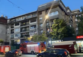 (VIDEO, FOTO) Jezivi detalji drame u Beogradu: Muškarac PLAČE I PRIJETI da će skočiti sa 4. sprata zgrade, vatrogasci razvaljuju vrata stana