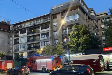 (VIDEO, FOTO) Jezivi detalji drame u Beogradu: Muškarac PLAČE I PRIJETI da će skočiti sa 4. sprata zgrade, vatrogasci razvaljuju vrata stana