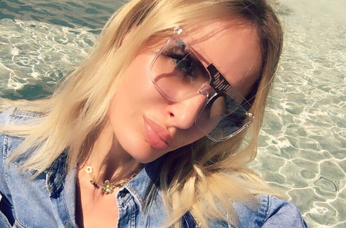 (VIDEO) TREĆA NAJLJEPŠA ŽENA NA SVIJETU Ova fatalna dama posjeduje plažu na Maldivima i uživa u čistom luksuzu