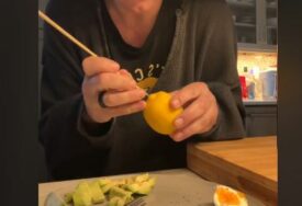 (VIDEO) Potreban samo DRVENI ŠTAPIĆ: Uz pomoć ovog trika limun ćete iscijediti bez nereda i ulijepljenih ruku