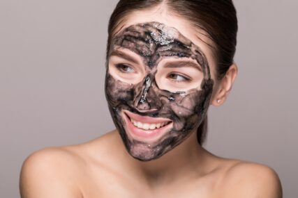 POTREBNA 2 SASTOJKA Crna maska je hit među zagovornicima ljepote, a evo kako da je napravite sami