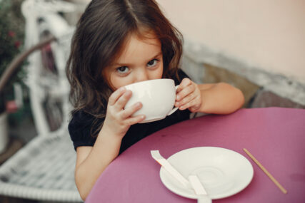 Ove količine su bezbjedne: Doktor objasnio u kom uzrastu djeca smiju početi piti čajeve