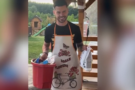 Darko Jevtić sa keceljom i kantom u ruci