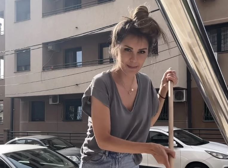 Dragana Mićalović čisti ispred svoje zgrade