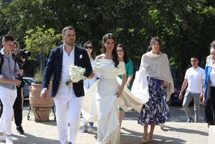 (VIDEO) VODITELJKA BLISTA U BIJELOM Dragana Kosjerina u vjenčanici poput princeze, šlep nosile 3 drugarice
