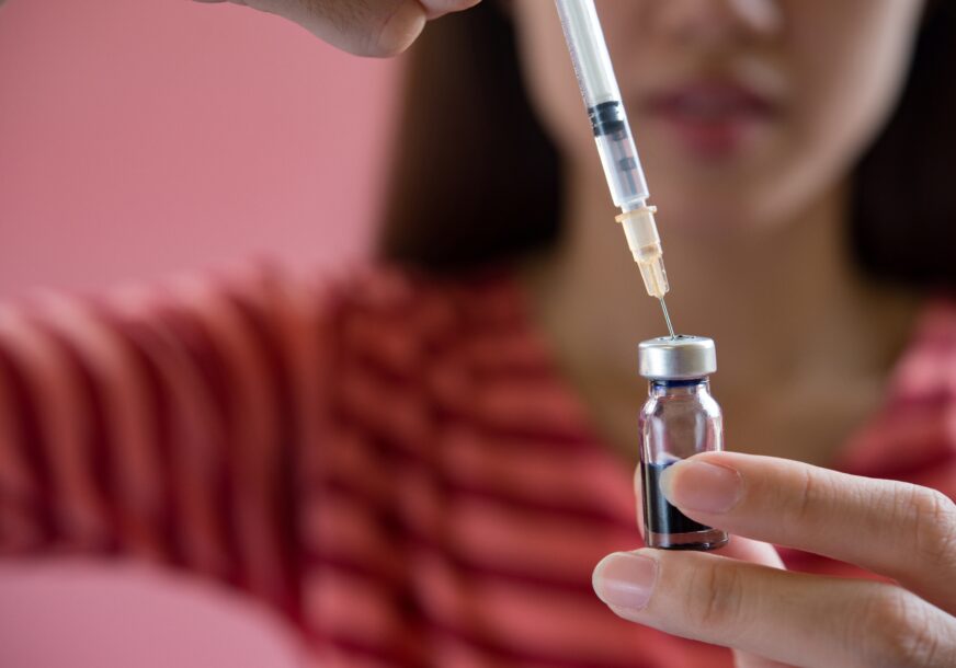 Žena priprema vakcinu