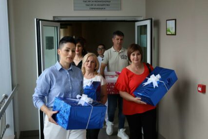 Gest za pohvalu: Forum žena SPS uručio donaciju porodiljama u Bolnici Sveti Vračevi 