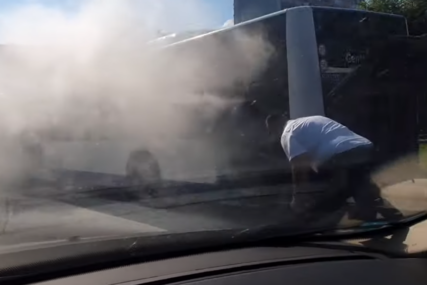 (VIDEO) Drama u Sarajevu: Zapalio se autobus