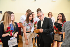 (FOTO) Uručene 24 nagrade za učenike generacije i dobitnike „Vukove diplome“ u Prnjavoru