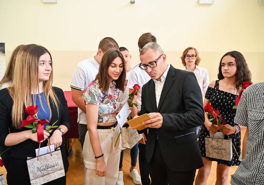gradonačelnik Prnjavora sa učenicima