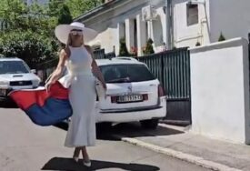 (FOTO) HALJINA KAO SRPSKA TROBOJKA Jelena Karleuša u nesvakidašnjem izdanju stigla na glasačko mjesto