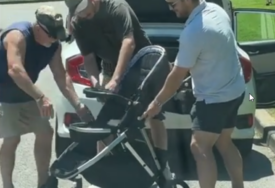 (VIDEO) TATE U PROBLEMU Kako sklopiti kolica za bebu, video nasmijao preko 30 miliona ljudi