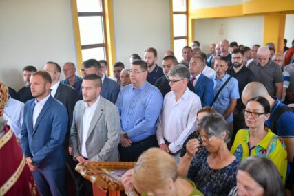 "Neka zvoni u čast mira" Stanivuković prisustvovao osveštanju crkvenog zvona u Kuljanima, predstavnici Grada i na Crkvenom saboru u Bronzanom Majdanu