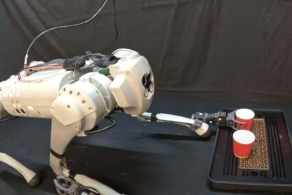 Robot pas kuha kafu