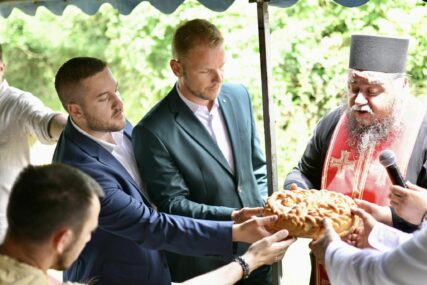 (FOTO) "Da molimo za blagoslov i dobar rod" Stanivuković prisustvovao tradicionalnim maslima u Obrovcu