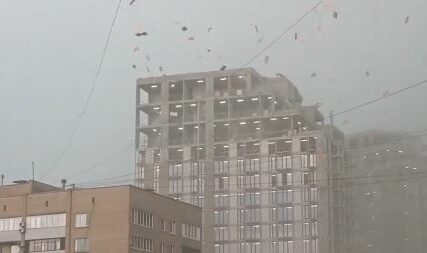 (VIDEO) TORNADO ODNIO DVA ŽIVOTA Uragan protutnjao Moskvom, ljudi trče i traže spas