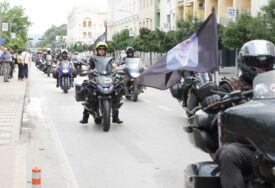(FOTO, VIDEO) Noćni vukovi u Banjaluci: Na motorima nosili zastave sa LIKOM TRAGIČNO NASTRADALOG DJEČAKA (15)