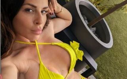 (FOTO) ZATEGNUTA KAO PRAĆKA Ana Sević pokazala izvajano tijelo u kupaćem dok se sunča, komentari samo pljušte