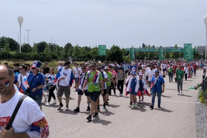(VIDEO) KORTEO GAZI MIHENOM Navijači Srbije pjevaju pjesme posvećene Kosovu i Metohiji