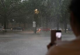 Zbog jake kiša prekid saobraćaja: Voda se izlila iz šahtova u jednom dijelu Doboja