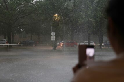 Zbog jake kiša prekid saobraćaja: Voda se izlila iz šahtova u jednom dijelu Doboja