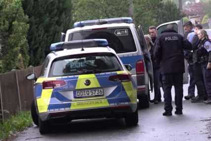 Policija pretresla automobil: Nijemci kod vozača iz BiH (24) pronašli 2 sakrivena noža