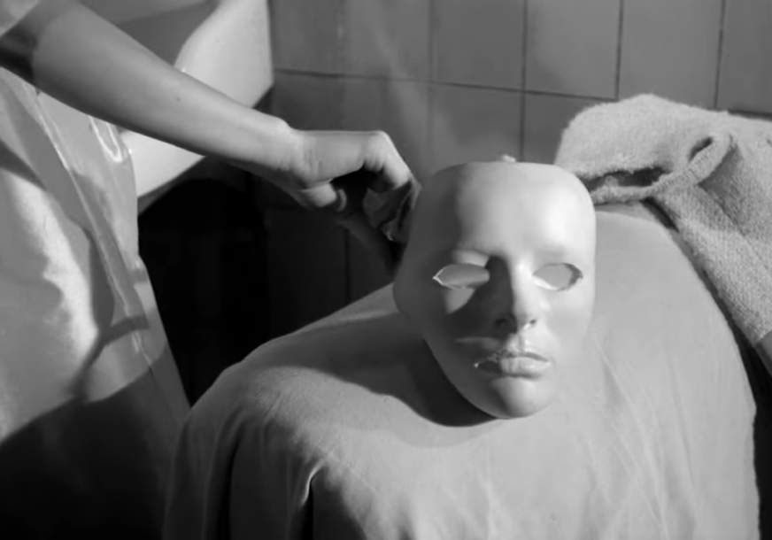 Scena iz horora "Oči bez lica"