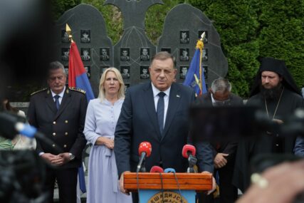 (FOTO) Obilježavanje krsne slave VRS - Vidovdana: Dodik i Cvijanovićeva položili vijenac na spomen-obilježje poginulim borcima u Jezeru
