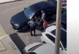 (VIDEO) DRAMA U NEUMU Usljed svađe vlasnik prodavnice vozaču BMW RAZBIO dio prednje šoferšajbe