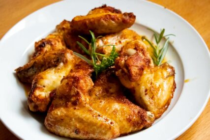 SOČNA I MEKANA KAO DUŠA Sjajan recept za najsočniju piletinu od samo 3 sastojka