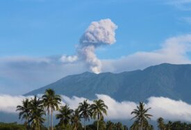 (FOTO) MARAPI PONOVO PRIJETI Stub vulkanskog pepela ide pod oblake