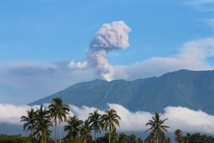 planina Marapi izbacuje vulkanski pepeo