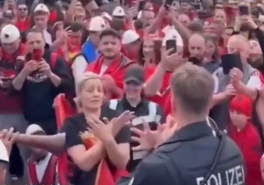 (VIDEO) IMA LI KRAJA PROVOKACIJAMA Njemački policajac s Albancima provocirao Srbe