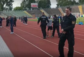 (VIDEO) NAVIJAČI BACALI BAKLJE Policija sa treninga Srbije izbacila dječaka