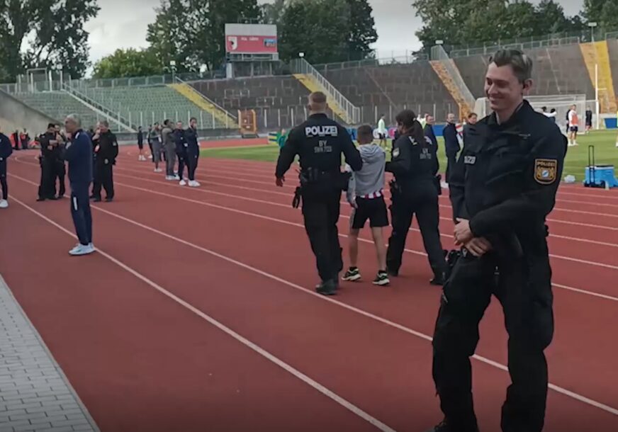 (VIDEO) NAVIJAČI BACALI BAKLJE Policija sa treninga Srbije izbacila dječaka