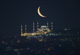 (FOTO) MAGIČAN PRIZOR Polumjesec iznad turske metropole