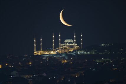 (FOTO) MAGIČAN PRIZOR Polumjesec iznad turske metropole