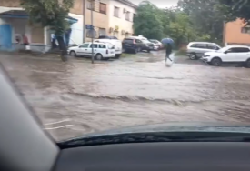 (VIDEO) NEVRIJEME NAPRAVILO POTOP Ulice u Banjaluci pod vodom, automobili jedva prolaze