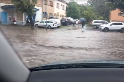 (VIDEO) NEVRIJEME NAPRAVILO POTOP Ulice u Banjaluci pod vodom, automobili jedva prolaze