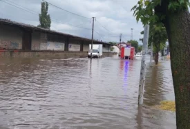 (VIDEO, FOTO) Nevrijeme se sručilo na Kruševac: Na ulicama VODA DO KOLJENA, 4 osobe evakuisane iz poplavljenih automobila