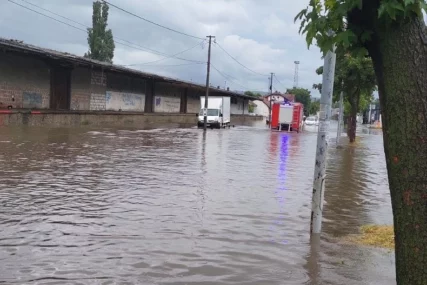 (VIDEO, FOTO) Nevrijeme se sručilo na Kruševac: Na ulicama VODA DO KOLJENA, 4 osobe evakuisane iz poplavljenih automobila