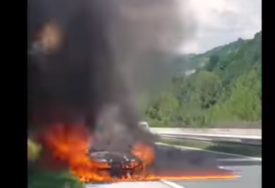 (VIDEO) POŽAR NA AUTO-PUTU Zapalio se automobil, vatrogasci izašli na teren