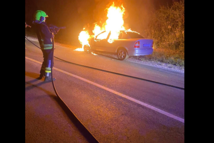 Banjalučki vatrogasci u akciji: Vatra progutala automobil